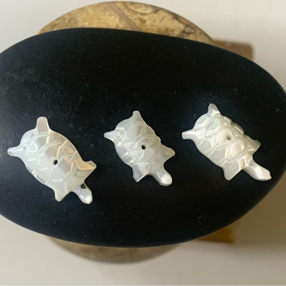 3 Zuni Style Mother of Pearl Sea Turtle Fetish Beads MOP Iridescent Shells .6"